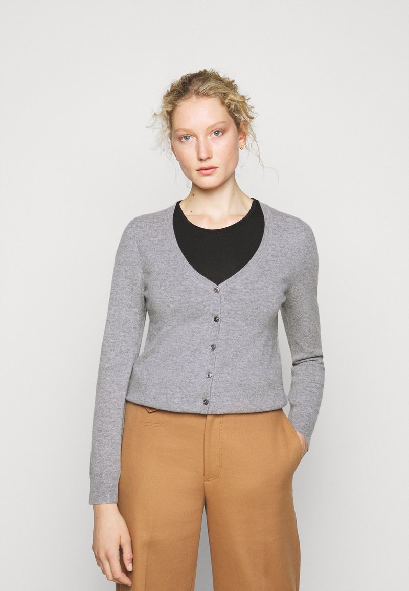 Grå cardigan med V-hals, lange ermer og frontknapper. Laget av mykt materiale, med en tettsittende design og minimal tekstur.