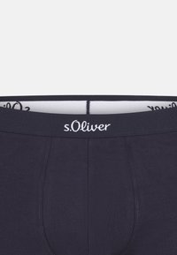 Ciemnoniebieskie bokserki wykonane z miękkiego materiału. Posiadają białą gumkę w pasie z wyszywanym logo "s.Oliver" z przodu. Bezszwowy design.