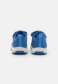 Modré športové topánky s vrchom z textilu a syntetických materiálov, pohodlnou bielou podrážkou a sťahovacími pútkami na zadnej strane pre jednoduché obúvanie.