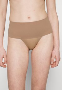 Spanx - Chilot tanga - café au lait Imagine miniatură 1