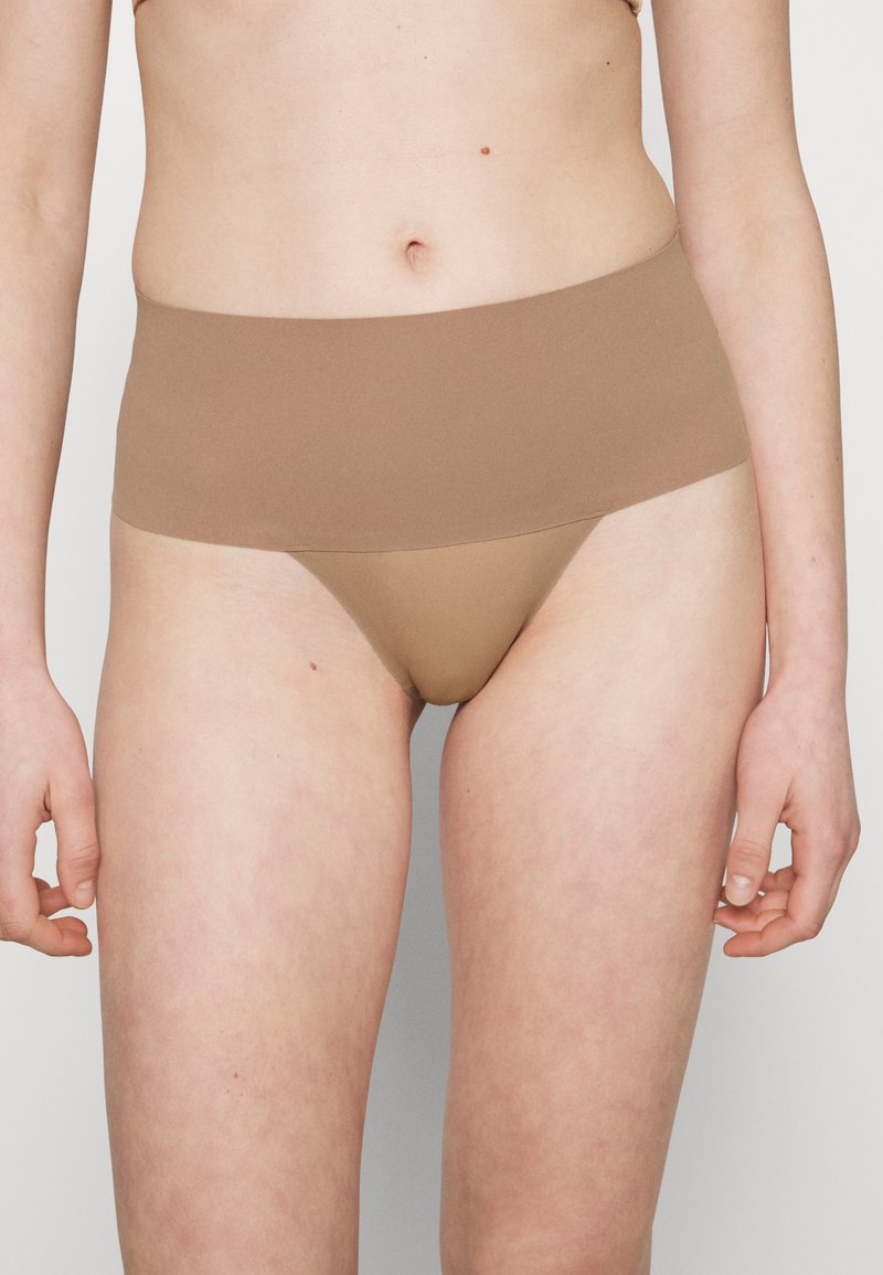 Spanx - UNDIETECTABLE THONG - Thong - café au lait, Enlarge