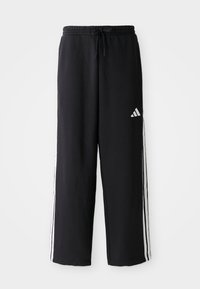 Sorte Adidas træningsbukser med hvide tre-stribede detaljer på siderne, elastisk talje med snøre og Adidas-logo på højre lår.