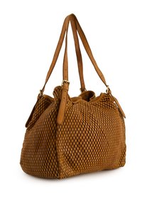Tan geperforeerde leren handtas met dubbele handvatten en gouden hardware. Zacht, afgerond ontwerp en slungelige stijl voor gemakkelijk dragen.