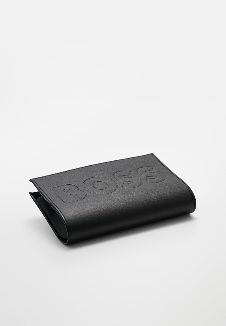 Portefeuille en cuir noir avec logo "BOSS" embossé, texture lisse et design plié. Forme compacte adaptée aux cartes et à l'argent.