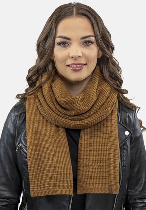 Brun struktureret strikscarf, bred rektangulær form, med et ribbet mønster. Båret over en sort læderjakke.