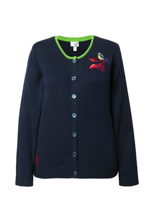 Tmavě modrý zapínací svetr s límcem lemovaným zelenou a vyšitým ptákem na červené větvi na hrudi, dlouhými rukávy, žebrovanými manžetami a lemem.