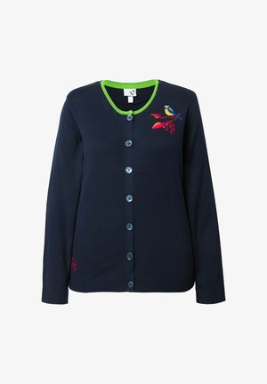 Cardigan abotonado azul marino con ribete verde en el cuello y pájaro bordado en rama roja en el pecho, mangas largas, puños y dobladillo acanalados.