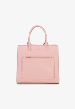 Różowa skórzana torebka z podwójnymi uchwytami, prostokątnym kształtem, przednią kieszenią na zamek błyskawiczny i wytłoczonym logo marki. Gładka faktura z widocznym szwem.