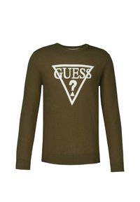 Maglione verde oliva realizzato in tessuto lavorato a maglia, con un logo triangolare bianco "GUESS ?" sul davanti, maniche lunghe e scollatura rotonda.
