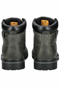Bottes de cheville en cuir vert foncé avec une semelle en caoutchouc noir, un col rembourré et des détails de couture distincts à l'arrière.