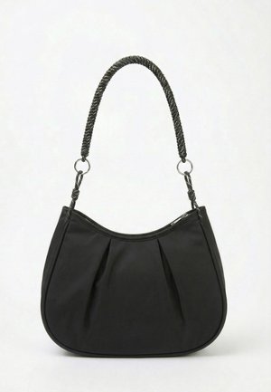 Sac à main noir en forme de croissant avec devant plissé et anse tressée attachée par des anneaux métalliques, présenté sur un fond blanc uni.