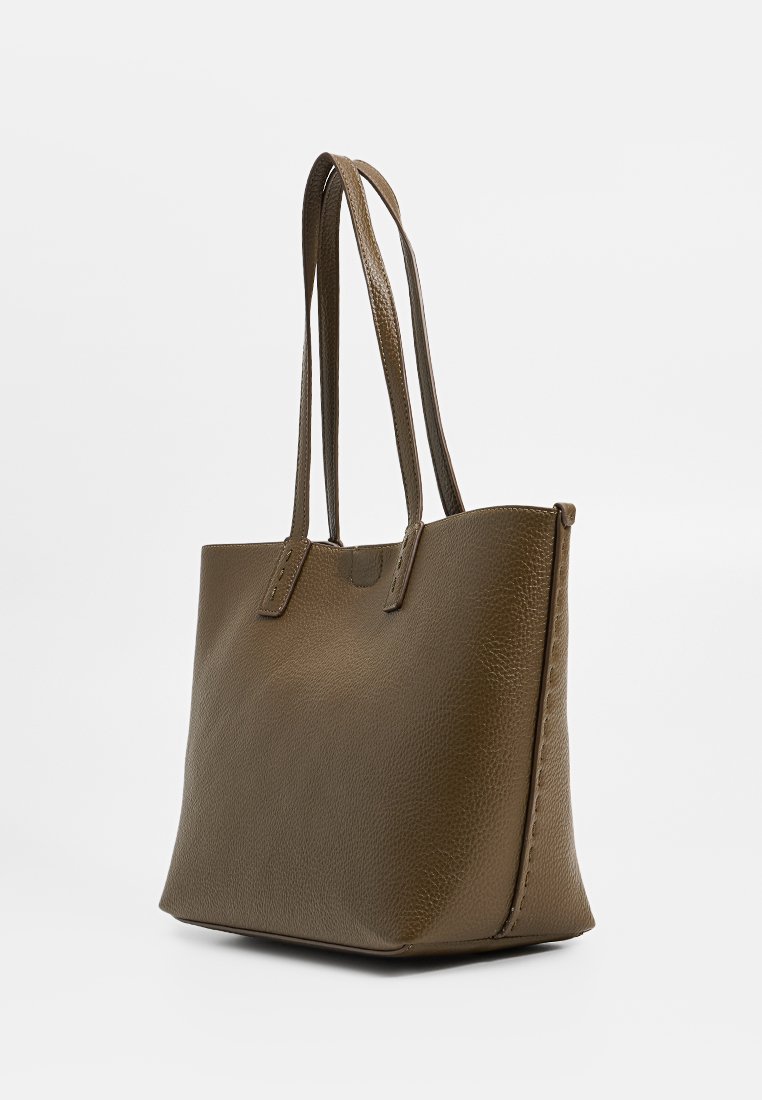 Bolso tote de cuero verde oliva con superficie texturada, dos asas largas y forma estructurada. Presenta una cremallera en el borde superior.