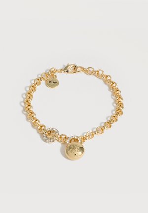 Bracelet chaîne en or avec fermoir mousqueton, comportant deux charms ronds, l'un gravé "DKNY" et l'autre avec des strass clairs.