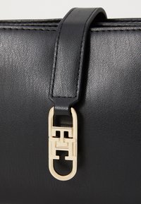 Tommy Hilfiger LIBRE MINI CROSSOVER - Keresztpántos táska - black