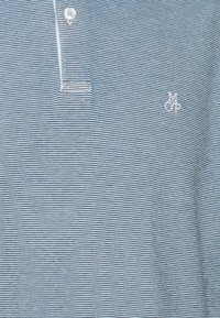 Gestreiftes Poloshirt in Hellblau und Marineblau, aus Baumwolle, mit einem Kragen, zwei Knöpfen und einem weißen Logo auf der Brust.