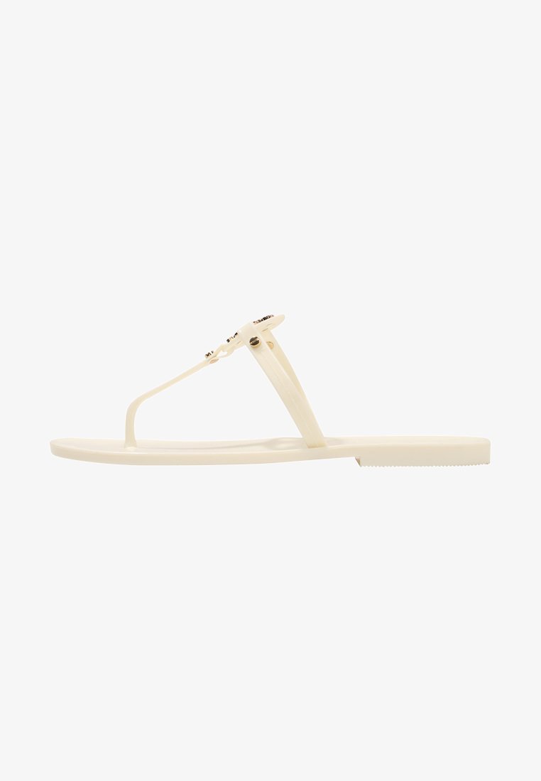 Kreemivalge kummist flip-flop sandaal. Kergelt rihmaga ja tekstuurse tallaga, mis tagab haarde. Lihtne, minimalistlik esteetika.