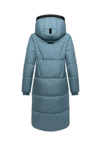 Duga puffer jakna u svijetloplavoj boji, s kapuljačom s crnim detaljima, elastičnim manžetama i horizontalno prošivenim dijelovima za izolaciju.