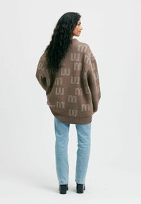 Emmamalena Stickad tröja - brun