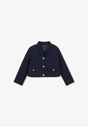 Veste courte bleu marine à manches longues, boutons argentés sur le devant et sur deux poches à rabat avant, avec des épaulettes.