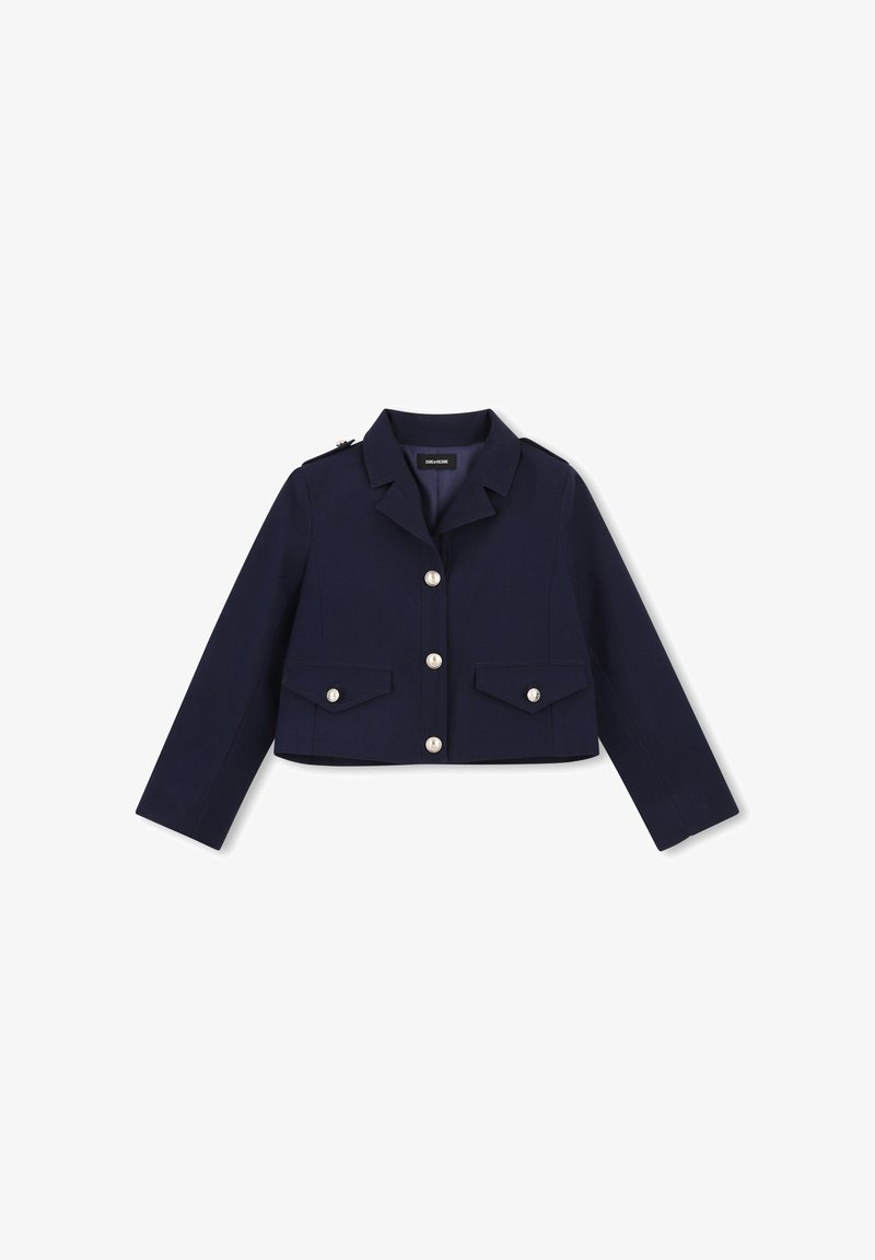 Veste courte bleu marine à manches longues, boutons argentés sur le devant et sur deux poches à rabat avant, avec des épaulettes.