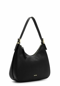 Borsa a spalla in pelle nera con superficie testurizzata, forma curvata, dettagli in metallo dorato e chiusura con zip. Presenta una singola tracolla.