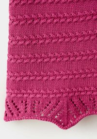 Tissu tricoté rose avec motifs torsadés horizontaux et un détail festonné à bordure en dentelle en bas.
