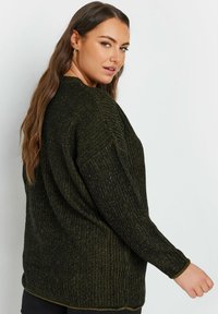 Pull en tricot vert foncé avec un motif texturé, coupe décontractée, manches longues et fils dorés contrastants. 