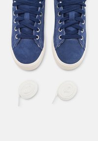 adidas Originals STAN SMITH CS - Joggesko - dark blue/core white/gum