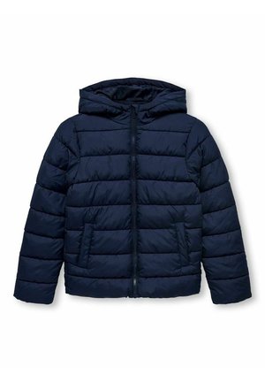 Doudoune bleu marine avec quilting horizontal, fermeture éclair avant, deux poches zippées et capuche attachée, posée à plat sur un fond blanc.