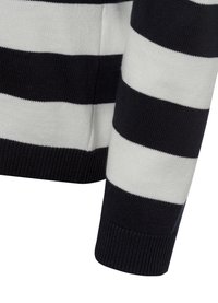 Gebreide trui met gedurfde zwart-witte horizontale strepen, met ribbelmanchetten en -zoom voor textuur. Zacht, lichtgewicht materiaal.