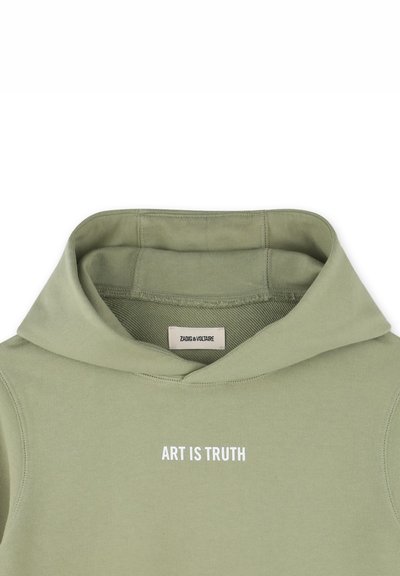 Olijfgroene hoodie met een trekkoord in de capuchon en een voorprint met de tekst "KUNST IS WAARHEID" in het wit. Zachte stof met ribbeldetails.