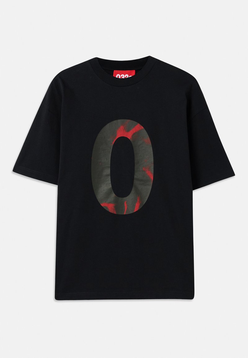 Schwarzes Baumwoll-T-Shirt mit kurzen Ärmeln, das auf der Vorderseite ein großes grünes und rotes Grafikdesign "0" zeigt. Rundhalsausschnitt, lockere Passform.