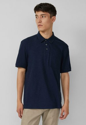 Navy-blaues Poloshirt aus strukturiertem Stoff, mit kurzen Ärmeln, einer Dreiknopf-Leiste und einer Brusttasche.