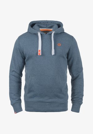 Blå bomullshoodie med vita dragsko, framficka och orange logodetalj på bröstet. Ribbad manschett och nederkant fulländar designen.