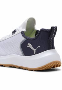 Białe i granatowe buty sportowe z siateczkową cholewką, teksturowanymi akcentami, sznurowaniem, wyściełanym kołnierzem i podeszwą z gumy. Srebrny detal z logo.