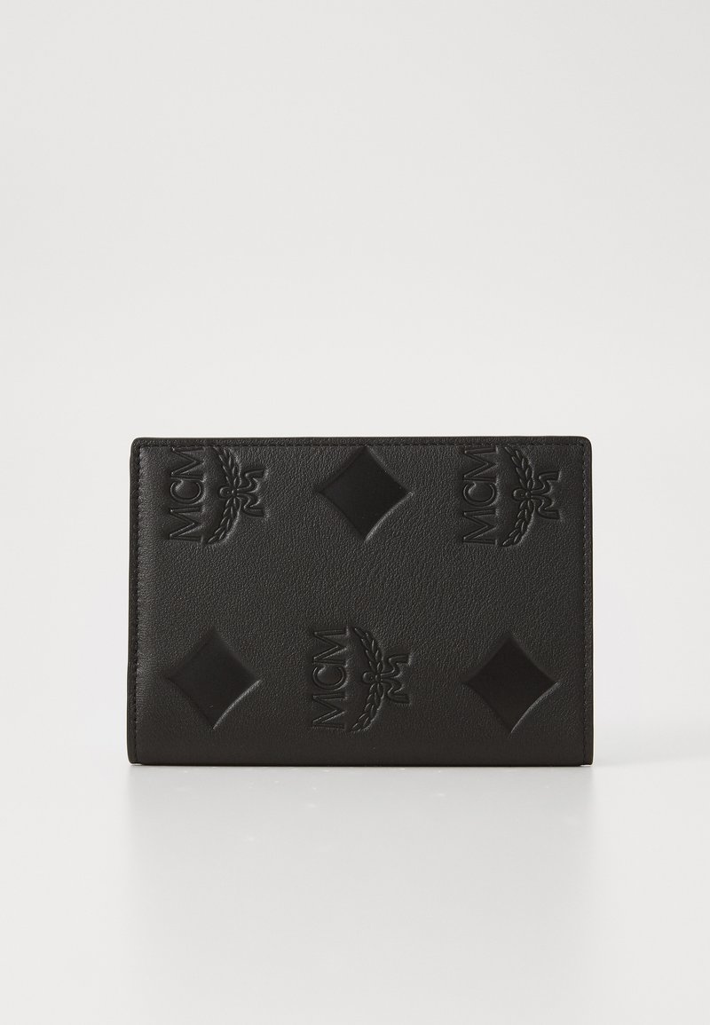 Portofel din piele neagră, având logo-ul MCM embosat și modele de diamante pe suprafață, de formă rectangulară, cu o textură netedă.