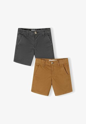 Deux paires de shorts en coton pour enfants, l'une gris foncé et l'autre marron moutarde, chacune avec des boutons et des poches avant.