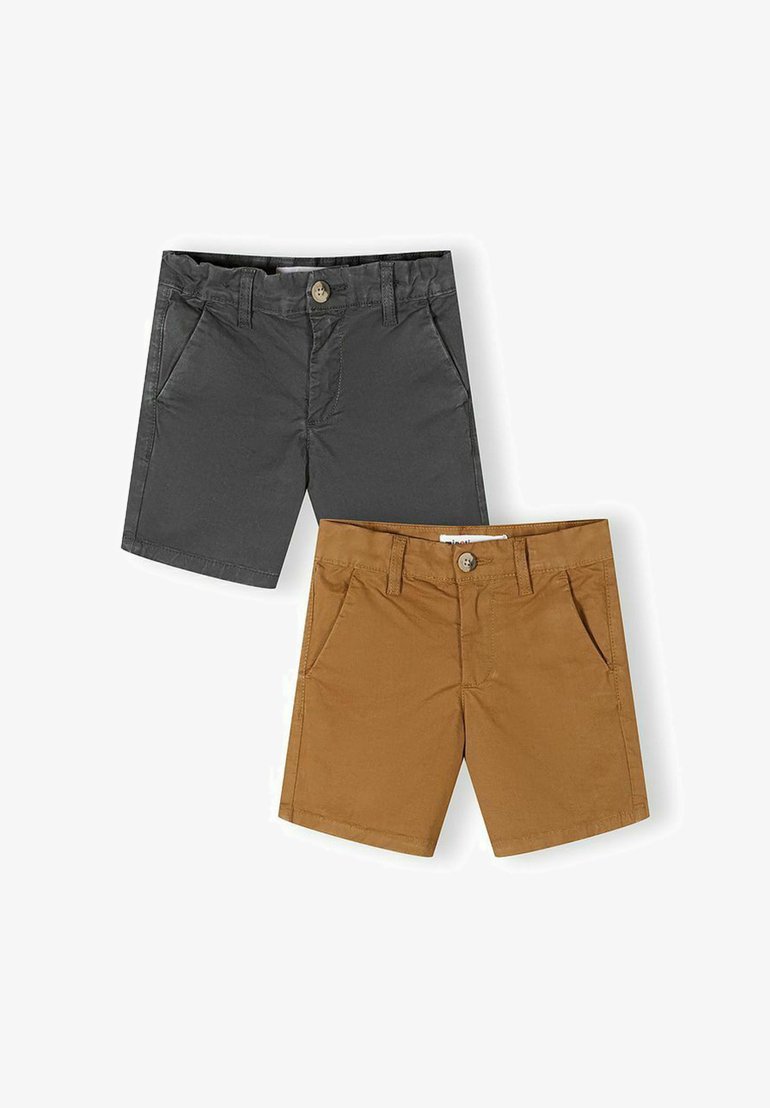Deux paires de shorts en coton pour enfants, l'une gris foncé et l'autre marron moutarde, chacune avec des boutons et des poches avant.