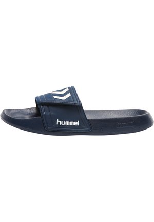 Marineblå slidesandal med tekstureret gummisål, justerbar rem med chevronmønster og hvidt logo.