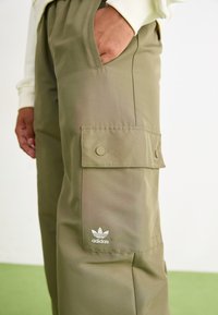 adidas Originals Armijas stila bikses - olive strata