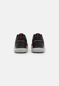 Čierne a červené tenisky Skechers s priedušným sieťovaným zvrškom, polstrovaným golierom a bielou gumovou podrážkou, s elegantným dizajnom a detailom loga.