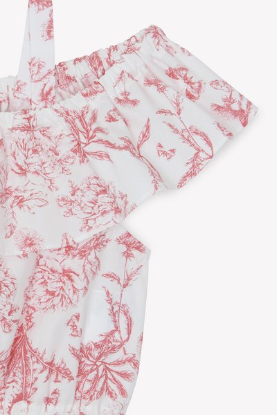 Tecido branco com um padrão floral em rosa, apresentando um design de ombro caído com babados e uma cintura elástica. Textura suave e leve.