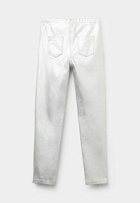 Silberne metallische Leggings mit glatter Textur, die einen dehnbaren Bund und zwei Gesäßtaschen haben. Das Design ist körperbetont und schlank.