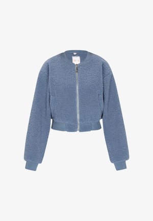 Skórzana kurtka w miękkim niebieskim sztucznym futrze. Posiada zamek błyskawiczny z przodu, okrągły dekolt oraz ściągacze przy rękawach i dolnym brzegu. Teksturowana powierzchnia nadaje jej przytulny wygląd.