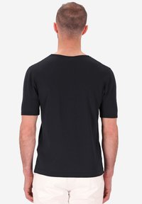 T-shirt nera a maniche corte realizzata in cotone morbido, con scollatura rotonda e vestibilità comoda, mostrata da dietro.