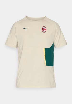 T-shirt beige à manches courtes avec poche verte, détail de fermeture éclair jaune et logo sur la poitrine. Fabriqué à partir d'un tissu doux et lisse.