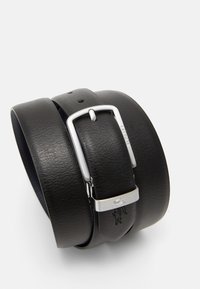 Cintura in pelle nera con fibbia in metallo argento, caratterizzata da un accento con logo. Texture liscia con diversi fori di regolazione per la misura.