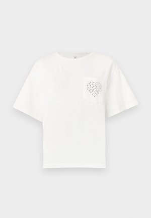 T-shirt blanc à manches courtes en coton, avec une poche ornée d'un motif en cœur créé à partir de petits clous métalliques.