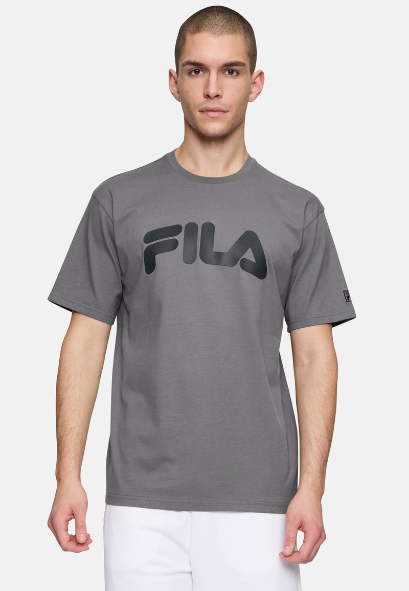Camiseta de algodón gris con un gran logo negro de FILA en el frente, de mangas cortas y con diseño de cuello redondo.