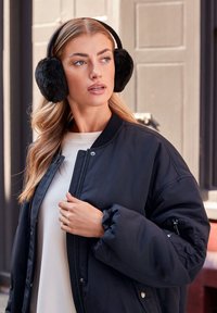Next Panta/korvaläpät - black